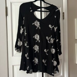 ✨ ALTAR’D STATE Black Floral Embroidered Boho Peasant Top size small ✨